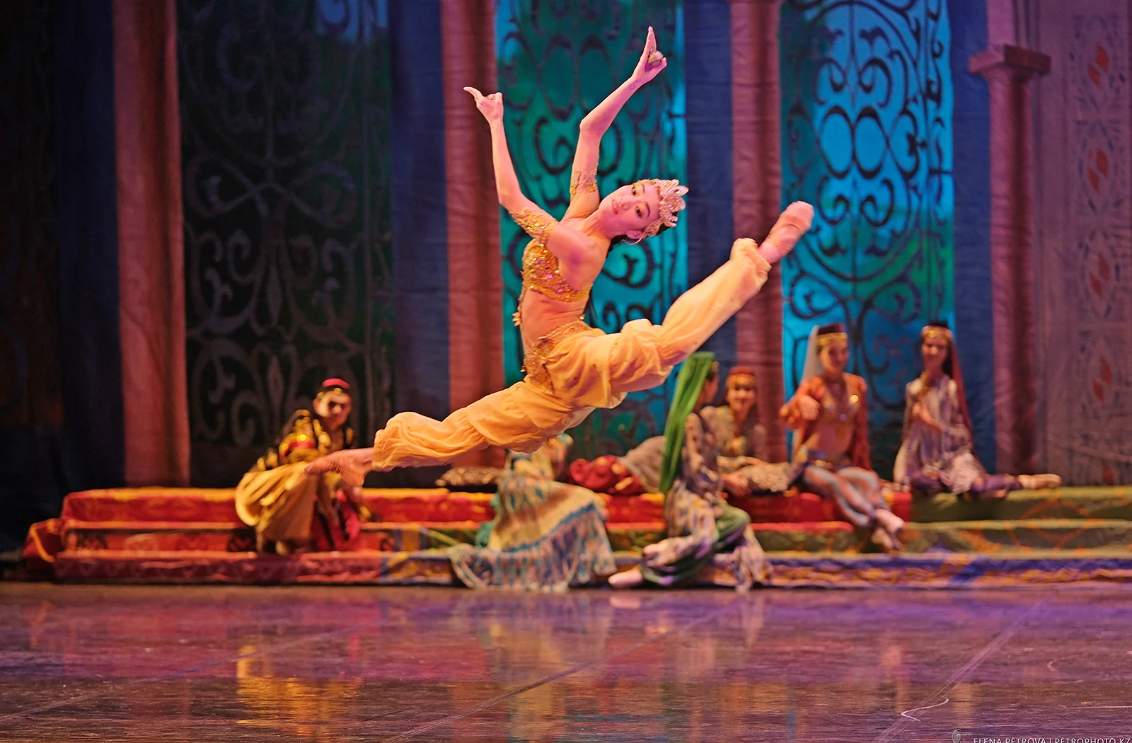 Бахчисарайский фонтан - Казахский национальный театр оперы и балета имени Абая