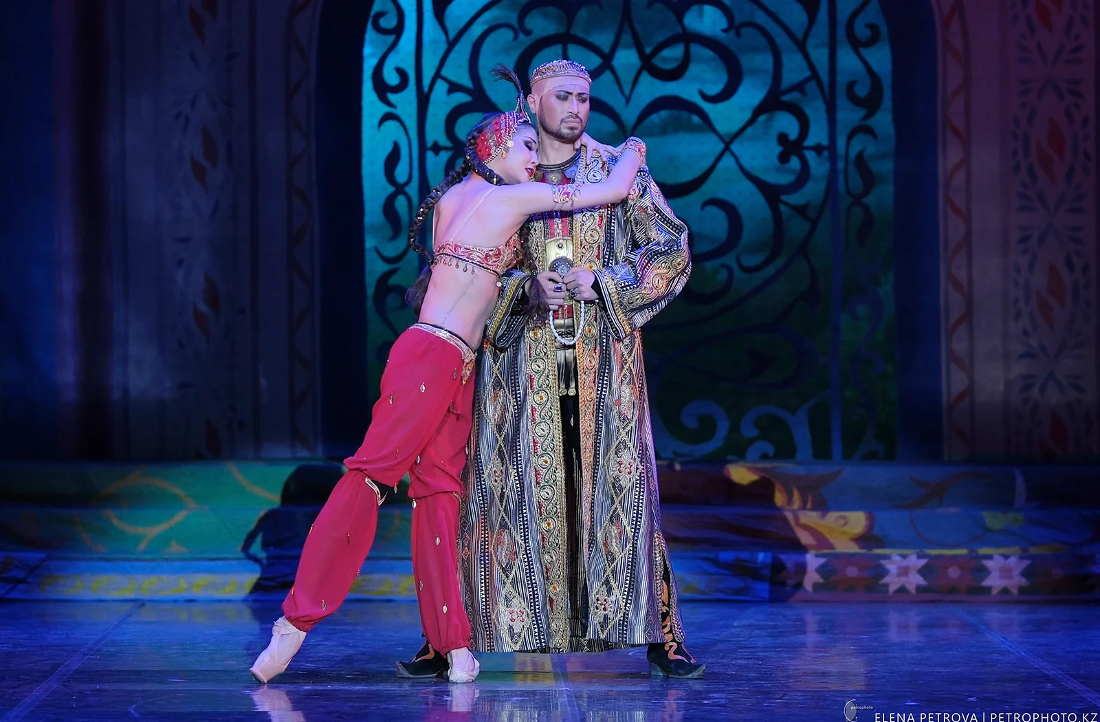 Бахчисарайский фонтан - Казахский национальный театр оперы и балета имени Абая