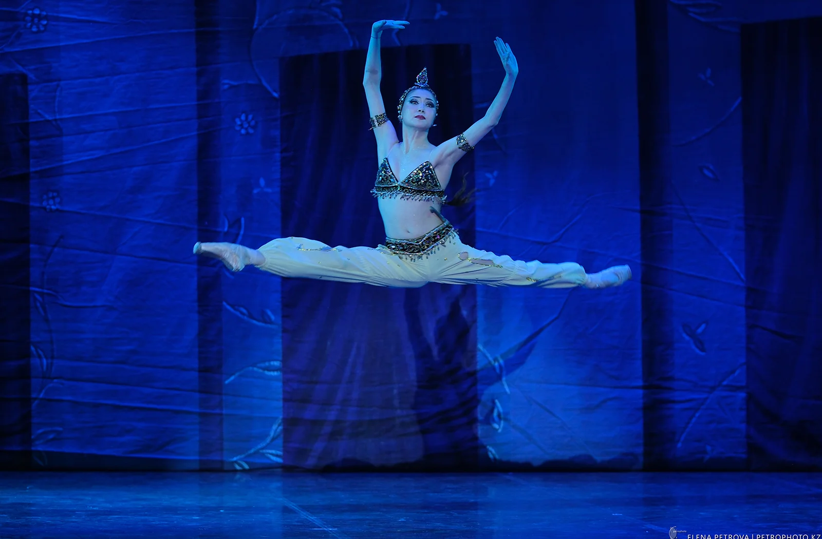 Бахчисарайский фонтан - Казахский национальный театр оперы и балета имени Абая