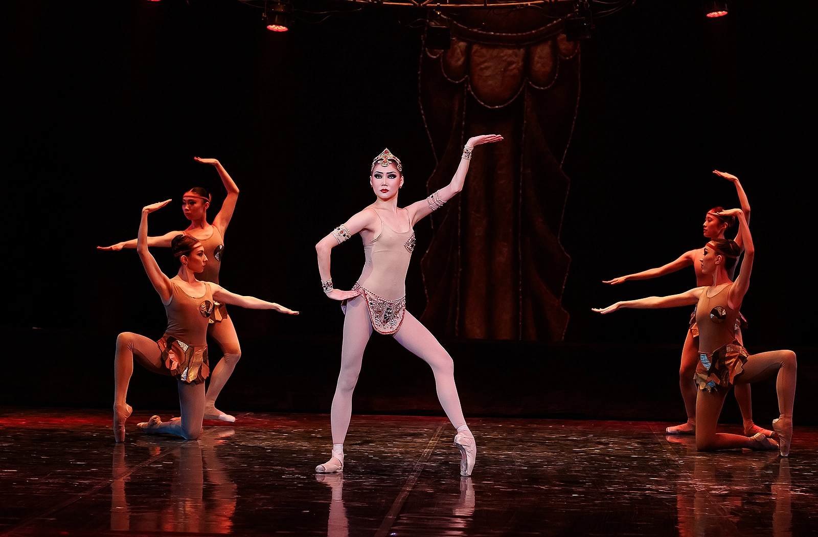 Фрески - Казахский национальный театр оперы и балета имени Абая