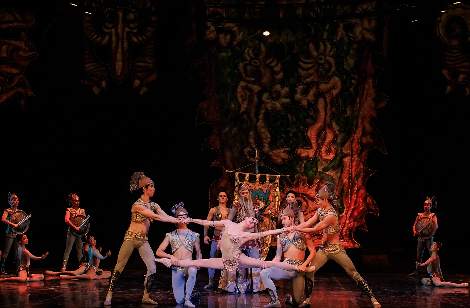 Фрески - Казахский национальный театр оперы и балета имени Абая