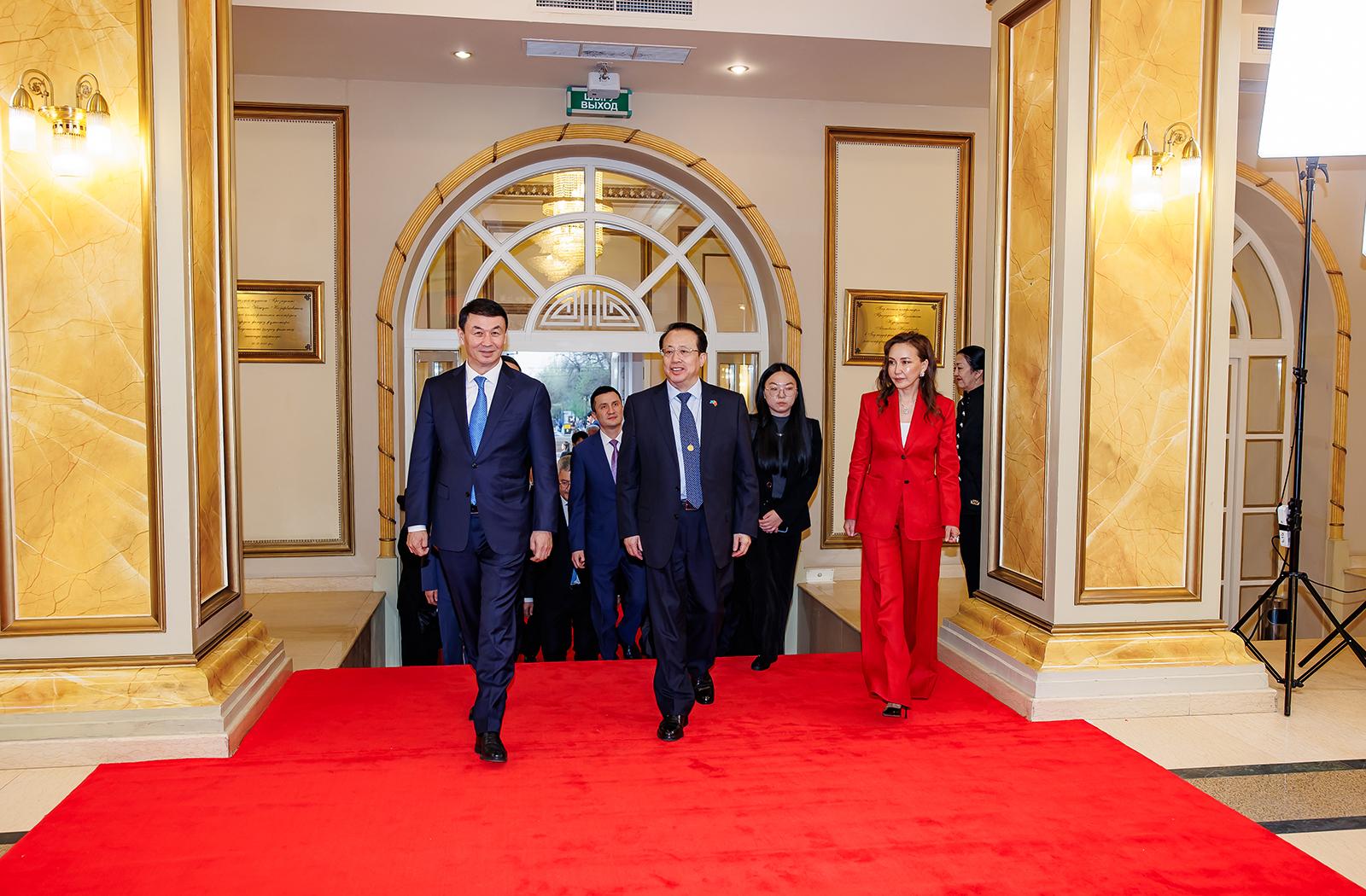 Гала - Хор спектакль "Япурай" прошел в КазНТОБ имени Абая для делегации из КНР