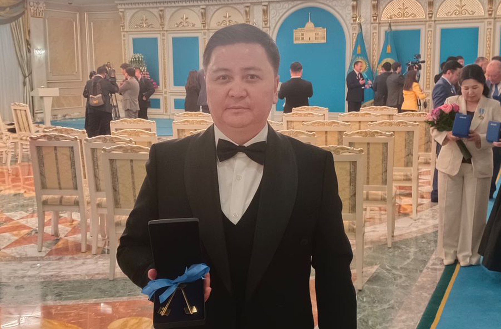 Артист хора КазНТОБ имени Абая Нурболат Нуралиев получил ключи от квартиры